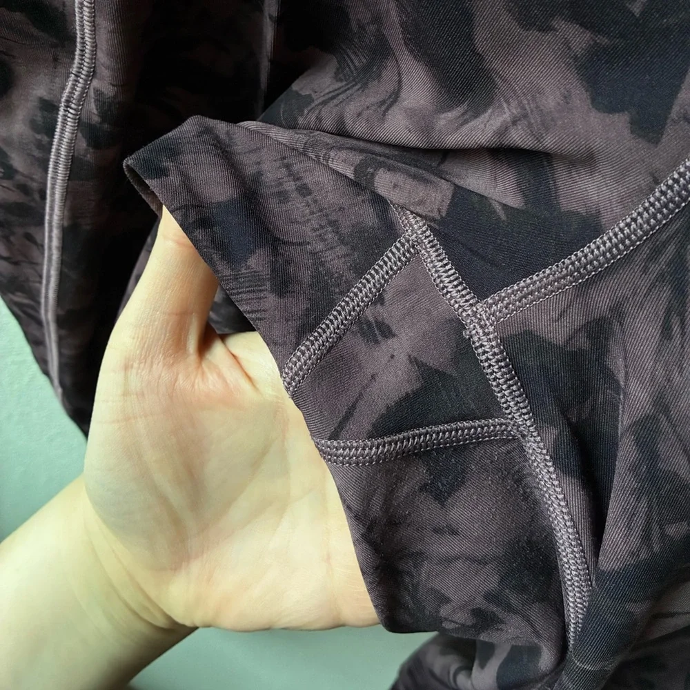 Lululemon Time To Sweat Crop in Mini Dusk Floral Antique Bark Black (Size:10)